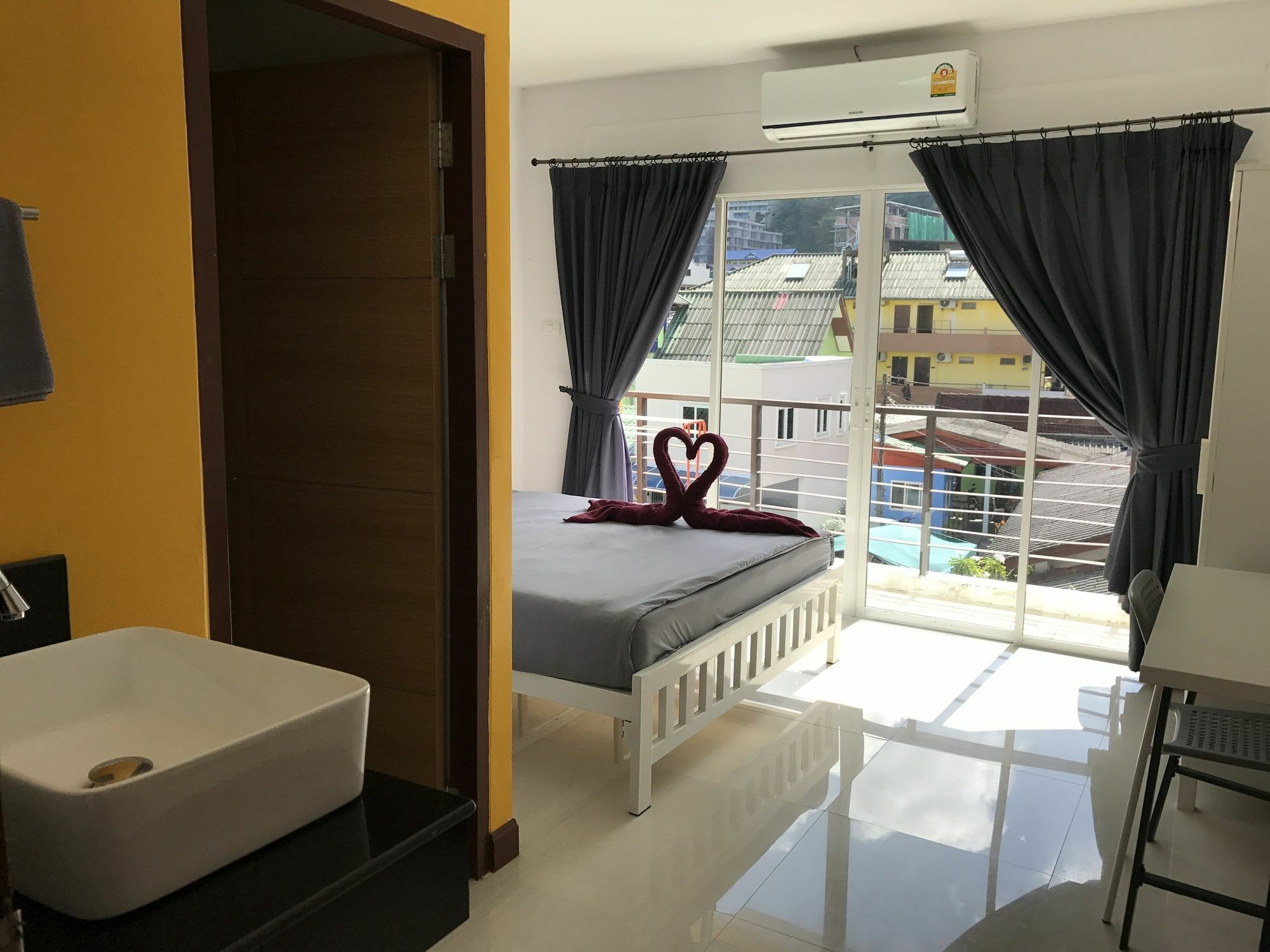 Bedbox Guesthouse And Hostel Patong Kültér fotó