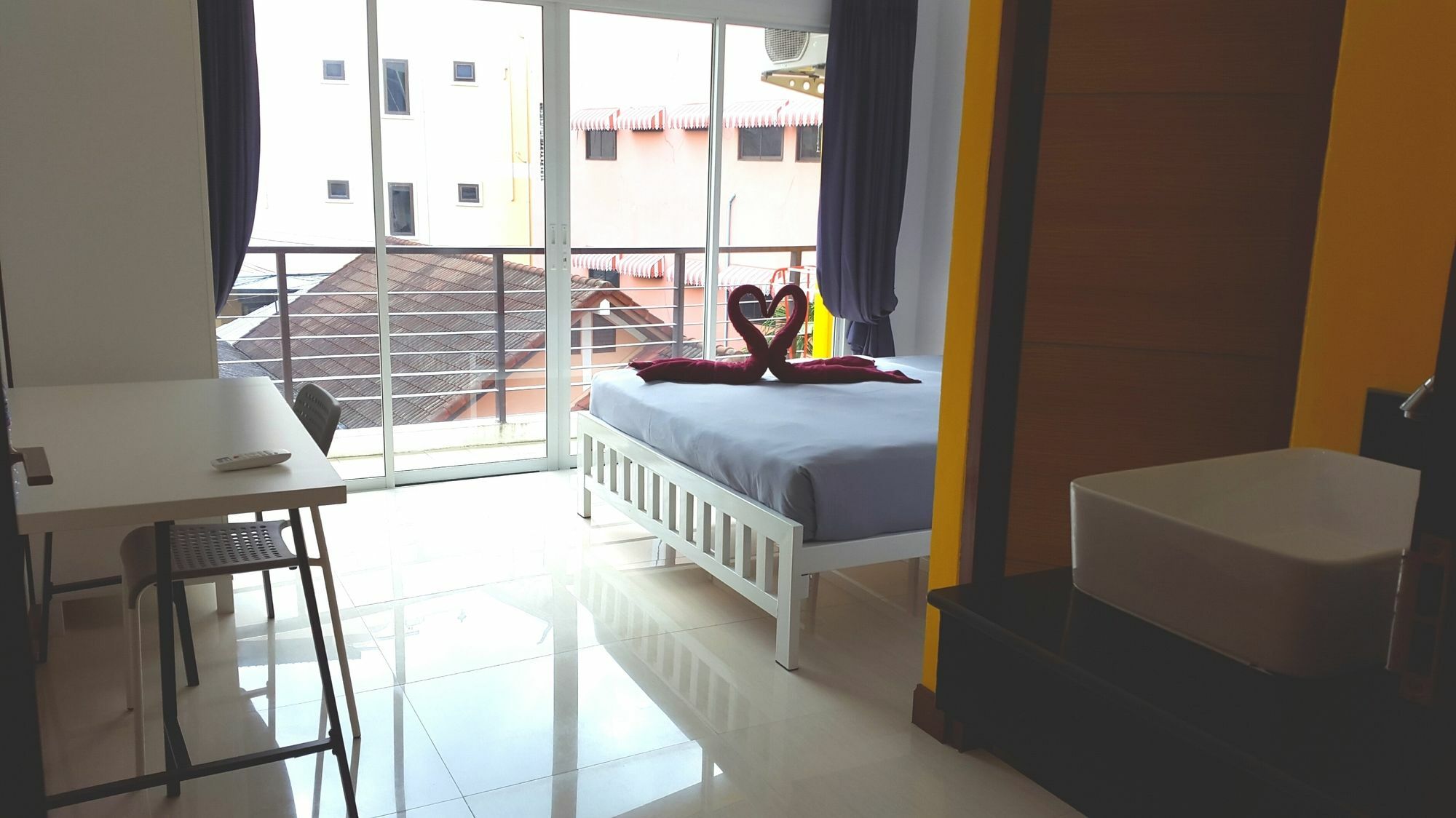 Bedbox Guesthouse And Hostel Patong Kültér fotó